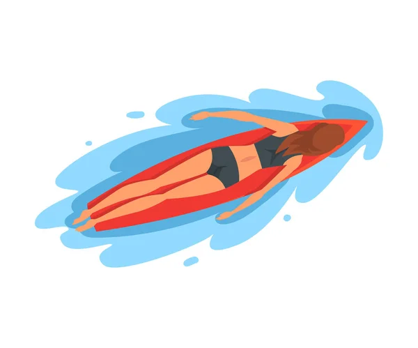 Meisje surfer karakter liggend op surfplank, recreatieve strand watersport, jonge vrouw genieten van zomer vakantie vector illustratie — Stockvector