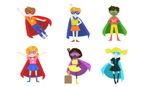 Симпатичные дети-супергерои разных национальностей, счастливые мальчики и девочки в костюмах супергероев, шапки и маски. — стоковый вектор