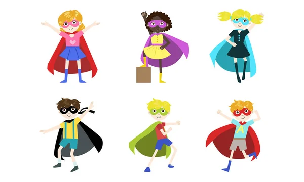 Conjunto de crianças super-heróis, meninos e meninas bonitos felizes em trajes de super-herói, Capes amd Máscaras Vector Ilustração — Vetor de Stock