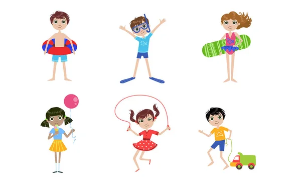 夏のキッズアウトドアアクティビティセット、男の子と女の子が泳ぐ、おもちゃを遊ぶ、ロープベクトルイラストでジャンプ — ストックベクタ