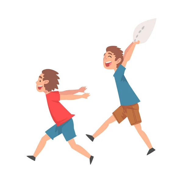 Niños felices luchando con almohada, traviesos, niños ruidosos, mala conducta infantil Vector ilustración — Vector de stock