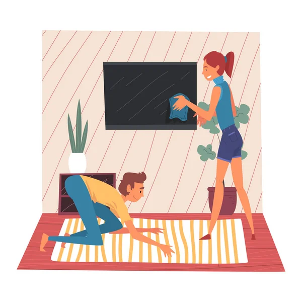Le mari et la femme nettoyant le salon ensemble, homme nettoyant le tapis, jeune femme essuyant la poussière de l'écran de télévision, ménage de famille à la maison le week-end Illustration vectorielle — Image vectorielle
