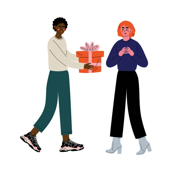 Mladý muž dávící dárkové krabici krásné dívce, lidé oslavující svátky, nejlepší přátelé, dvojice v zamilovaní vektorová ilustrace — Stockový vektor