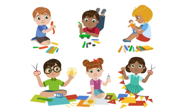 Set de Niños Creativos, Lindos Niños y Niñas Cortando con Scssors, Modelado de Plasticine, Educación Infantil, Ilustración de Vectores de Desarrollo — Archivo Imágenes Vectoriales
