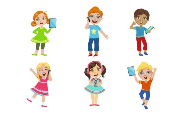 Gadgets Set ile Çocuklar, Sevimli Gülümseyen Erkek ve Kız Karakterler Tablet kullanarak, Akıllı Telefon, , Media Player Vektör İllüstrasyon