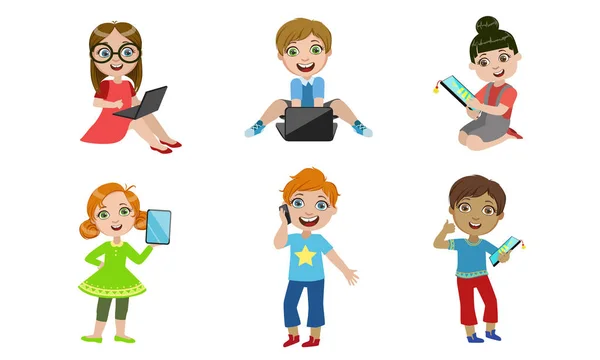 Ensemble enfants avec gadgets, personnages souriants de garçons et de filles à l'aide d'une tablette, d'un téléphone intelligent, d'une illustration vectorielle d'ordinateur portable — Image vectorielle