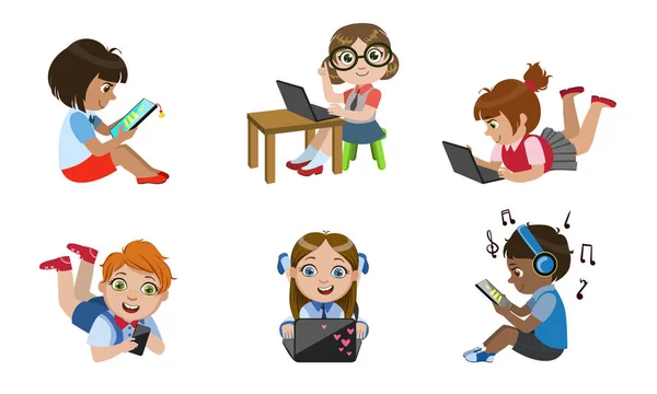 Kids with Gadgets Set, personnages souriants de garçons et de filles à l'aide d'une tablette, d'un téléphone intelligent, d'un ordinateur portable, d'un lecteur multimédia Illustration vectorielle — Image vectorielle