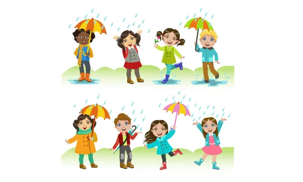 Kinder, die im Regen spielen, fröhliche Jungen und Mädchen, die Spaß im Freien haben. — Stockvektor