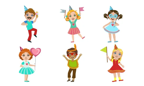 Šťastní hoši a děvčata oslavující party s balónky, stranické klobouky, vlajky a masky, šťastné narozeniny nastavení vektoru — Stockový vektor