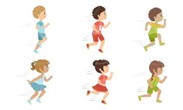 Cute Kids Running Set, Adorables niños y niñas haciendo deporte, Tomando parte en la competencia de carrera, Ilustración de vectores de maratón — Archivo Imágenes Vectoriales