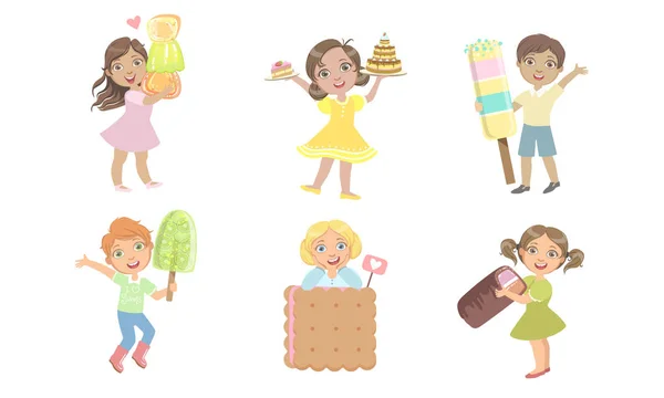 Crianças bonitos comendo doces sobremesas conjunto, meninos e meninas felizes com bolo, marmelada, sorvete, biscoito, Popsicle Vector Ilustração —  Vetores de Stock