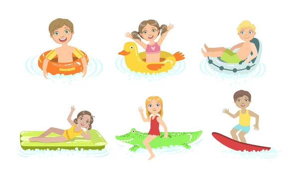 Los niños que flotan en los juguetes inflables en la piscina, niños que se divierten en la ilustración del vector del agua — Vector de stock