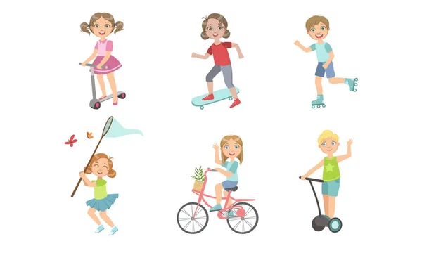 Set de actividades al aire libre para niños en verano, Cute Boys and Girls Riding Bike, Rollers, Kick Scooter, Skateboard, Hovercraft, Catching Butterfly with Net Vector Illustration — Vector de stock