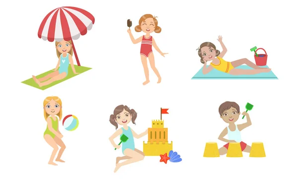 Діти грають на пляжній набір, діти веселяться на морському узбережжі, граючи м'ячем, їдять морозиво, будівництво замки з піску, сонячні ванни Векторна ілюстрація — стоковий вектор