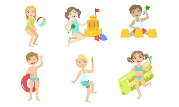 Niños jugando en el set de playa, niños divirtiéndose en la playa, jugando pelota, comiendo helado, construyendo castillos de arena Vector Illustration — Vector de stock