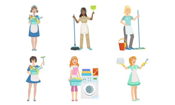 Trabajadoras de servicio de limpieza haciendo varias tareas domésticas, personajes de amas de casa con diferentes equipos Vector Illustration — Vector de stock