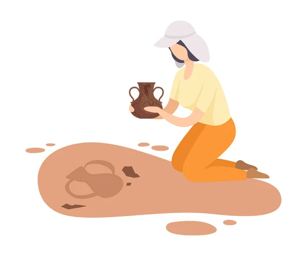 Arqueóloga hembra arrodillándose y sosteniendo ánfora antigua, personaje científico trabajando en excavaciones con artefactos históricos ilustración vectorial plana — Vector de stock