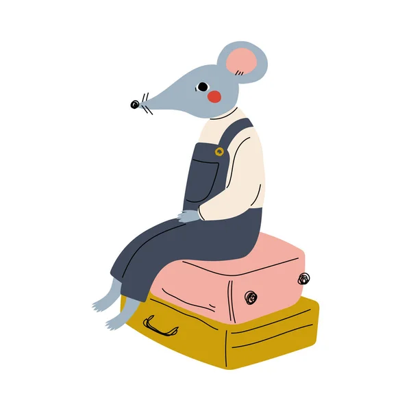 Turista carino del mouse seduto sulla valigia, personaggio del fumetto animato animato umanizzato divertente con bagagli che vanno in vacanza Illustrazione vettoriale — Vettoriale Stock