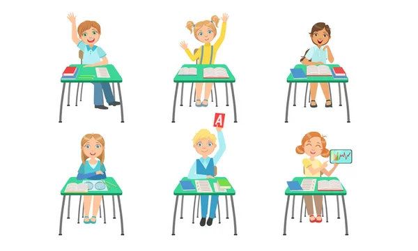 教室の机に座る小学生、学校の授業中の子供たち、学校で勉強する小学生のイラスト — ストックベクタ