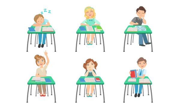 教室の机に座るかわいい小学校の生徒たち、学校の授業で子供たち、学校で勉強する小学生のキャラクターイラスト — ストックベクタ