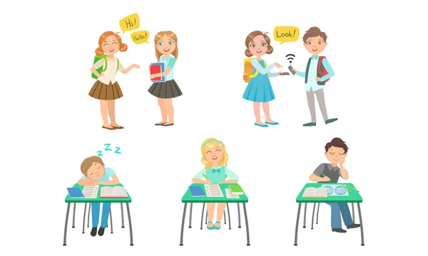 Écoles primaires mignonnes Élèves qui communiquent et étudient à l'école, Enfants assis au bureau dans la salle de classe, Enfants de l'école Personnages Illustration vectorielle — Image vectorielle