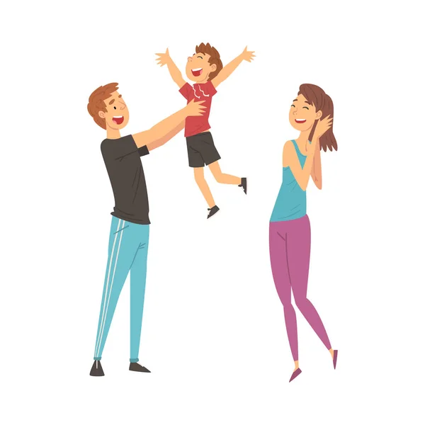 Мама, отец и сын хорошо проводят время вместе, папа держит улыбающегося ребенка на руках, счастливая семейная иллюстрация вектора мультфильма — стоковый вектор
