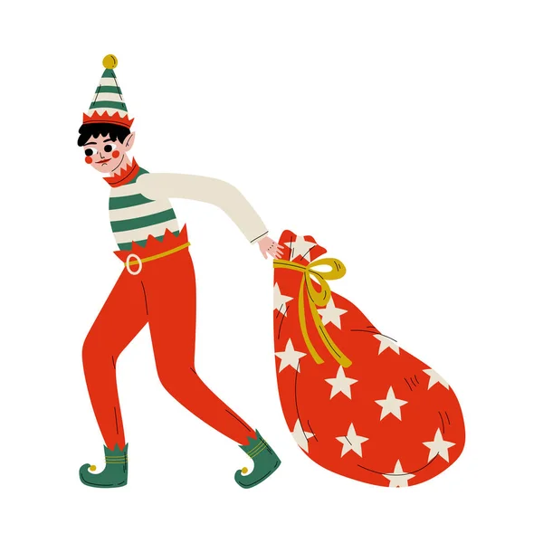 क्रिसमस एल्फ चरित्र उपहारों से भरा बैग खींच रहा है, प्यारा लड़का सांता क्लॉस सहायक वेक्टर इलस्ट्रेशन — स्टॉक वेक्टर