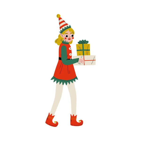 Рождественский эльф персонаж, несущий подарочные коробки, симпатичная девушка Санта-Клаус Помощник векторной иллюстрации — стоковый вектор