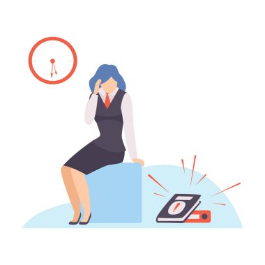 Takım elbiseli bir kadın mavi bir küpün üzerine oturur ve bir günlüğe bakar. Vektör illüstrasyonu.