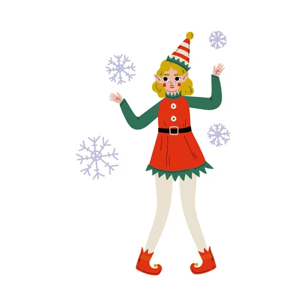 Personaje elfo de Navidad jugando con copos de nieve, linda chica Santa Claus ayudante Vector ilustración — Vector de stock