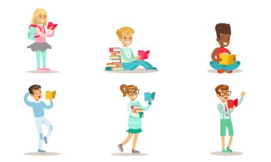 Çocuklar Kitap Okuyor, Neşeli Çocuklar ve Kızlar Edebiyat Vektörü İllüzyonundan Hoşlanıyor