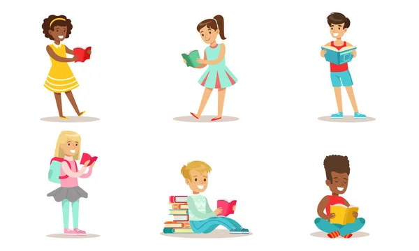 Niños leyendo libros, niños y niñas sonrientes disfrutando de la literatura Vector Illustration — Vector de stock