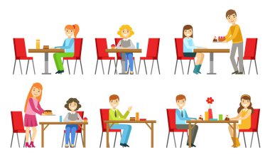 Pastanede Masalarda Oturan ve Tatlıları Yiyen İnsanlar Ya da Şekerleme Seti Vektör İllüstrasyonu