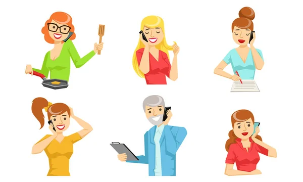 Pessoas diferentes conversando em Smartphones Set, Jovens e Mulheres Personagens Chamadas por Telefones Vector Ilustração —  Vetores de Stock