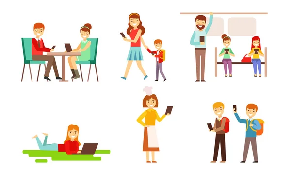Oameni care caută în Gadget-uri Set de ecran, bărbați, femei și copii folosind tehnologii Hi Tech, Smartphone-uri, Pad, Laptop Vector Illustration — Vector de stoc