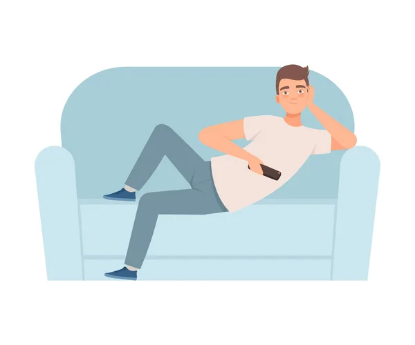 El hombre se acuesta en un sofá y sostiene un televisor remoto en sus manos ilustración mal hábito — Archivo Imágenes Vectoriales