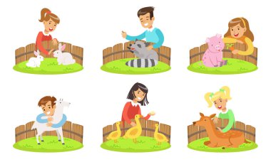 Mutlu Çocuklar ve Sevimli Hayvanlar Hayvanat Bahçesinde, Erkekler ve Kızlar Piglet, Tavşan, Keçi, Rakun, Gosling, Fawn Vector Illustration ile Oynuyor, Besleniyor ve Kucaklıyor