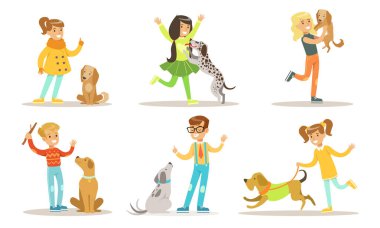 Mutlu Çocuklar Oynuyor ve Evcil Köpekleri ile Eğleniyorlar Vektör İllüzyonunu Ayarla