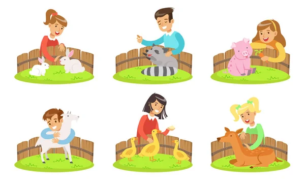 Happy Children and Cute Animals In Petting Zoo Set, Jongens en Meisjes Spelen, Voeren en knuffelen met Knorretje, Konijn, Geit, Wasbeer, Gosling, Fawn Vector Illustratie — Stockvector