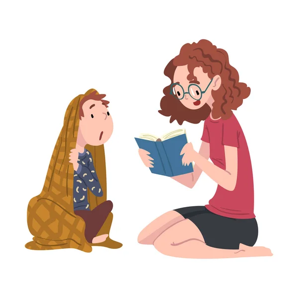 Mãe leitura livro para seu pequeno filho envolto em cobertor, membros da família passar um bom tempo juntos Cartoon Style Vector Ilustração — Vetor de Stock