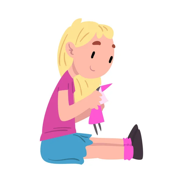 Ragazzina carina seduta sul pavimento e che gioca con la sua bambola, illustrazione quotidiana del vettore di stile del fumetto di attività quotidiana del bambino sullo sfondo bianco — Vettoriale Stock