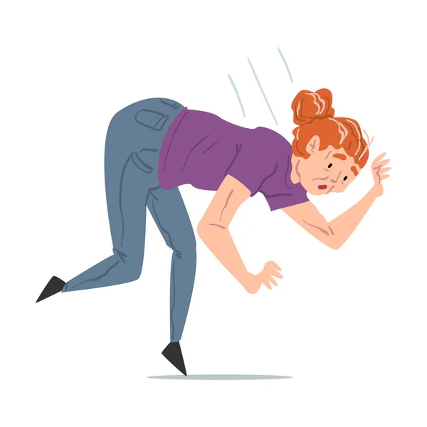 Mujer mayor cayendo en el suelo, persona jubilada con dolor o lesión Ilustración vectorial de estilo de dibujos animados sobre fondo blanco — Archivo Imágenes Vectoriales