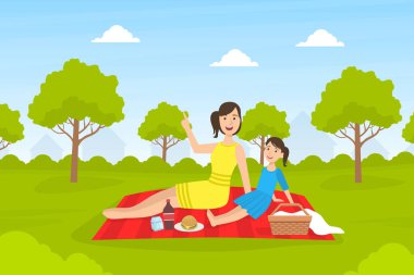 Anneyi ve kızını seven, doğada yiyip dinlenen mutlu aile, piknik yapan açık hava vektör ilülasyonu.