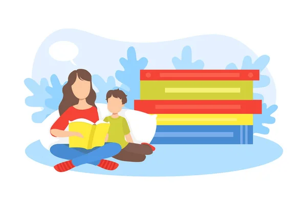 Μητέρα ανάγνωση βιβλίο για τον γιο της κάθεται δίπλα στο Pile των μεγάλων βιβλίων, Αγαπώντας τη μαμά και το παιδί της στην καθημερινή ζωή στο σπίτι Διάνυσμα Εικονογράφηση — Διανυσματικό Αρχείο