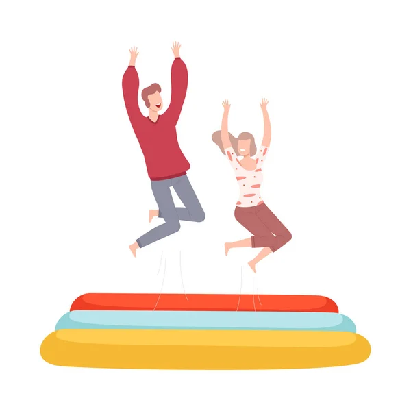 Hombre joven y mujer rebotando en trampolín, personas divirtiéndose juntas, estilo de vida saludable activo Estilo plano Vector Ilustración — Vector de stock