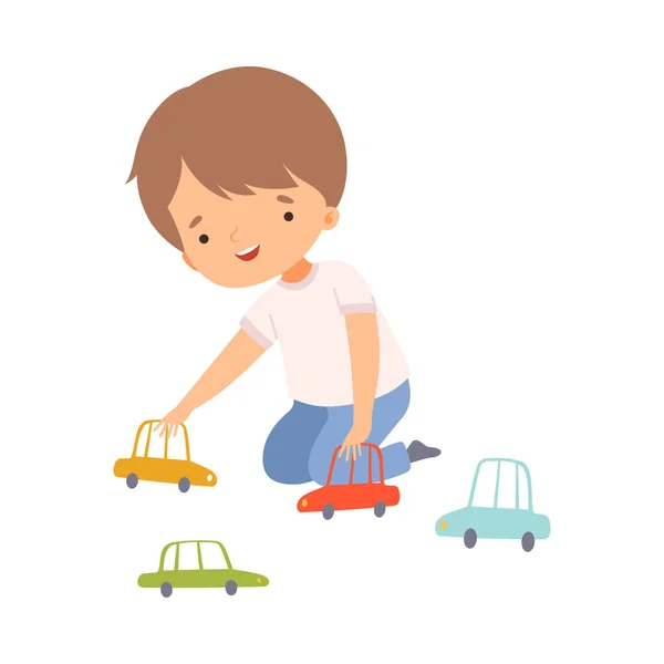 Симпатичный мальчик сидит на полу, играя с игрушечными автомобилями, дошкольный ребенок ежедневной рутинной деятельности Мультфильм вектор иллюстрация — стоковый вектор