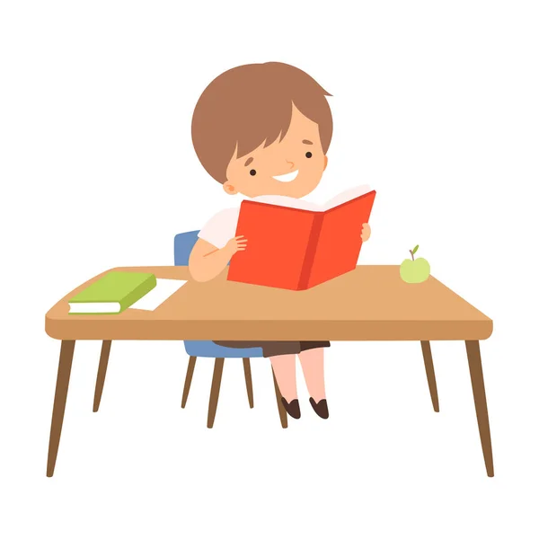 Garçon mignon assis au bureau et lisant un livre, Enfant d'âge préscolaire Activité quotidienne Illustration vectorielle de bande dessinée — Image vectorielle