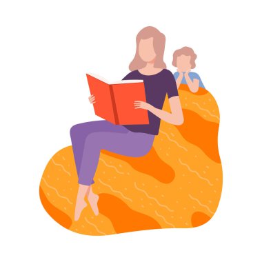 Anne Küçük Oğluna Kitap Okuyor, Anne Fasulye Torbası Sandalyesinde Oturuyor, Ebeveyn ve Çocuk Evde Düz Stil Vektör İllüzyonunda Birlikte Zaman Geçiriyorlar