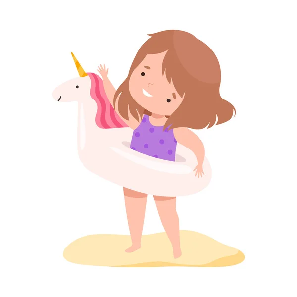 Linda chica con anillo de natación unicornio inflable, actividades de verano para niños, adorable niño divirtiéndose en la playa en días festivos ilustración vectorial de dibujos animados — Vector de stock