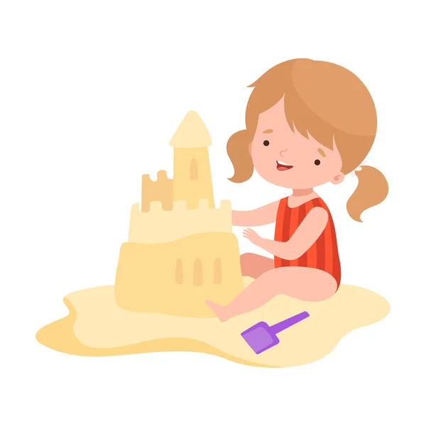 Menina bonito edifício Sandcastle, Crianças atividades de verão, Criança adorável se divertindo na praia em feriados Cartoon Vector Ilustração — Vetor de Stock